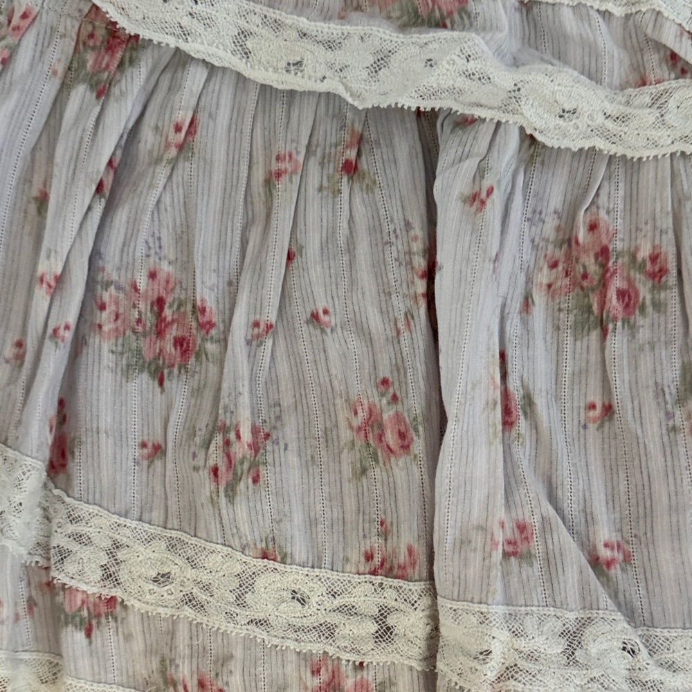 Loveshack Fancy Floral Lace-Trim Tiered Mini Skirt - White with Pink Roses - Picture 4 of 5